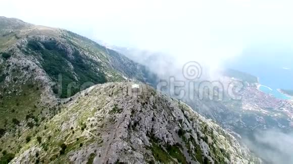 克罗地亚马卡斯卡鸟瞰山脉视频的预览图