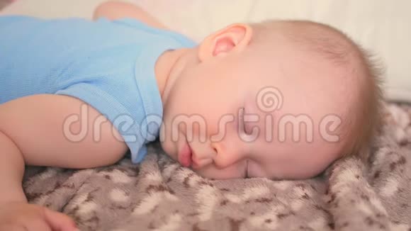 一个睡在床上的可爱的婴儿视频的预览图