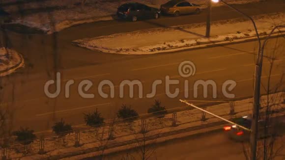 夜城汽车在路上行驶视频的预览图