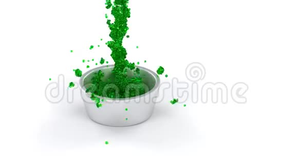 绿色和苗条的液体许多微球落在银碗里视频的预览图