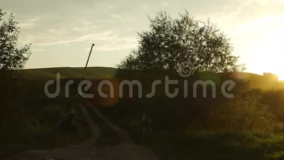 俄罗斯阿尔泰夕阳下的乡村风景视频的预览图