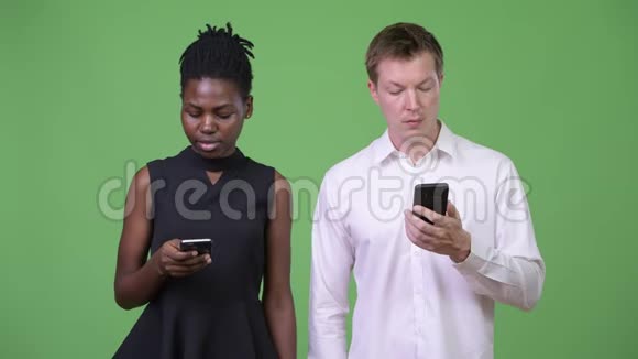 两对年轻的多民族商业夫妇一起使用电话视频的预览图