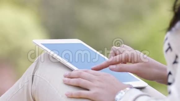 女人在平板电脑上写信息视频的预览图