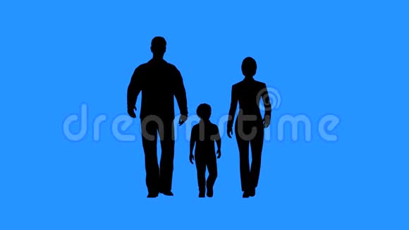 一家人一起散步父母及其子女视频的预览图