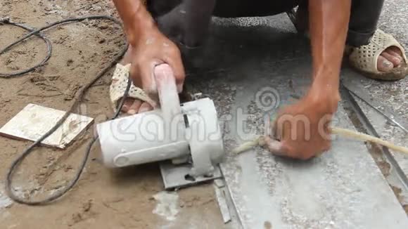 工人切割石材切割机视频的预览图