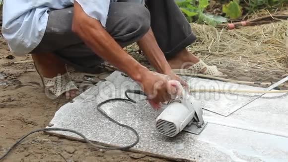 工人切割石材切割机视频的预览图