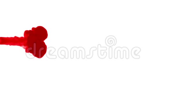 一股强大的暗红色墨水从左到右溶解在水中作为阿尔法通道使用卢马哑光视频的预览图