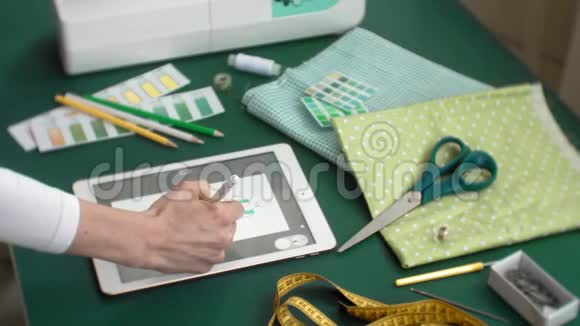 表裁缝设计师服装侧视绿色背景视频的预览图