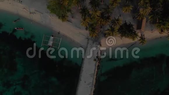 菲律宾巴拉巴茨坎德拉曼岛日落时的空中棕榈树丛林和岛屿景观视频的预览图