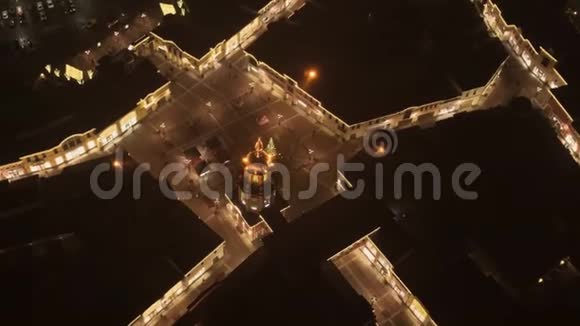 在午夜用明亮的圣诞树俯瞰可爱的广场视频的预览图