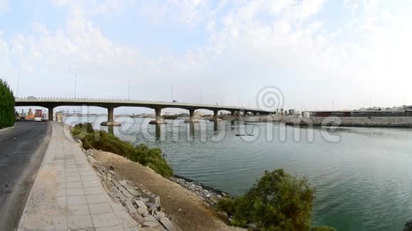 西瓦吉达市中心的海上大桥和人行道视频的预览图