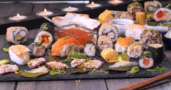 日本各种食物的多利景观寿司黑吉里生鱼片视频的预览图