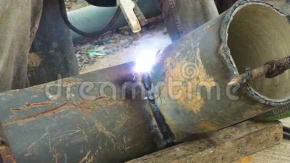 焊工现场使用电弧焊管金属视频的预览图