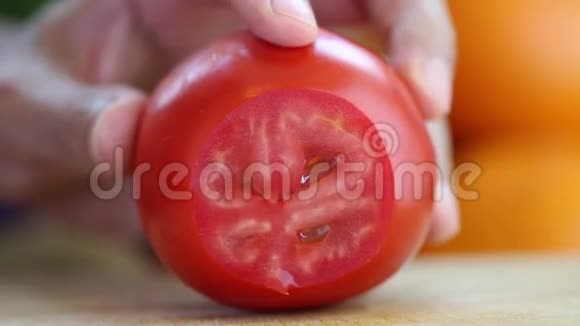 手拿刀切红番茄视频的预览图