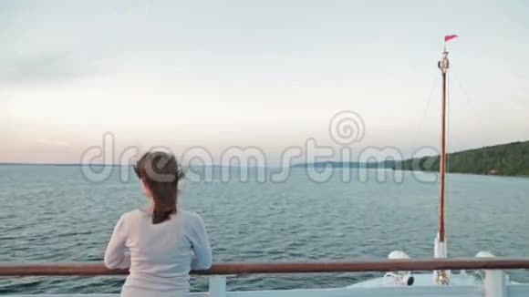日落时分年轻女子期待着游船视频的预览图