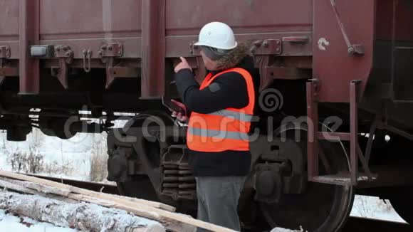 铁路官员为货车编号视频的预览图
