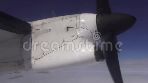 飞机螺旋桨发动机飞机飞行视频的预览图