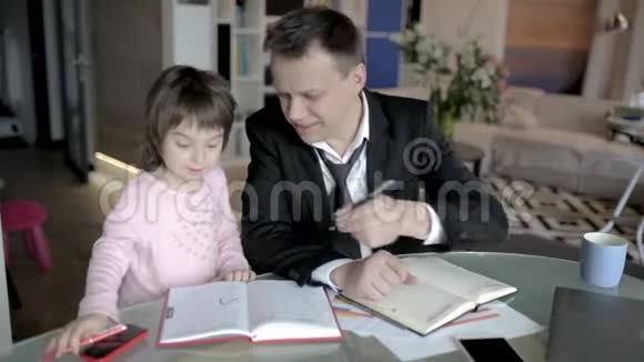 女儿帮助父亲在家工作视频的预览图