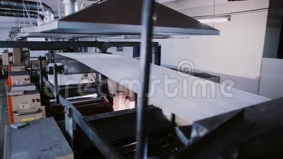 纸张在印刷机工作的过程中在生产线上打印设备细节视频的预览图