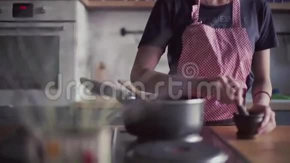 穿围裙准备厨房食物的小女孩视频的预览图
