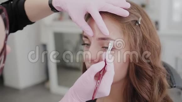 专业化妆师为客户女孩做眉毛标记视频的预览图
