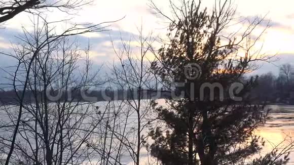 在寒冷的冬天的湖面上视频的预览图