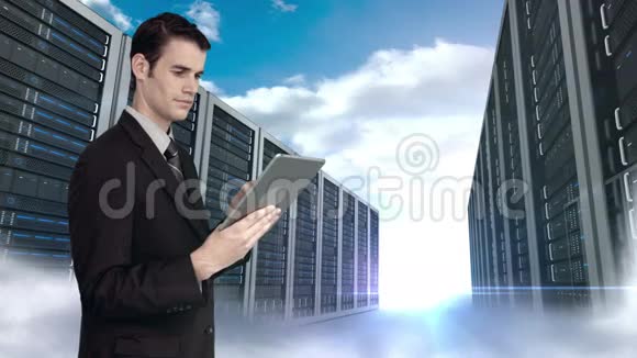 在天空背景的服务器塔前使用平板电脑的商人视频的预览图
