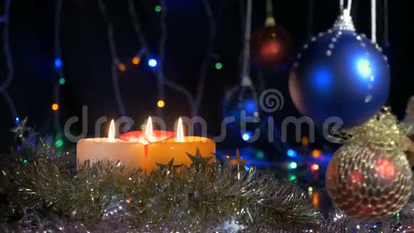 新年和圣诞装饰品燃烧蜡烛闪耀的加兰背景模糊视频的预览图