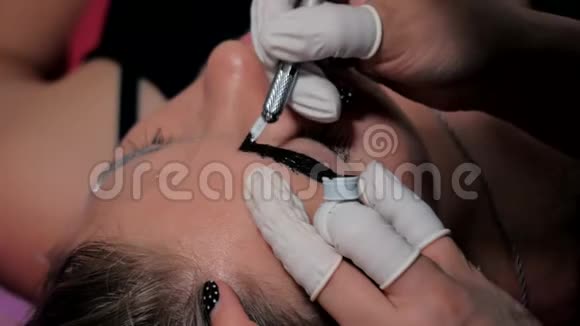 美容师微囊术的特写永久化妆眉毛永久纹身视频的预览图