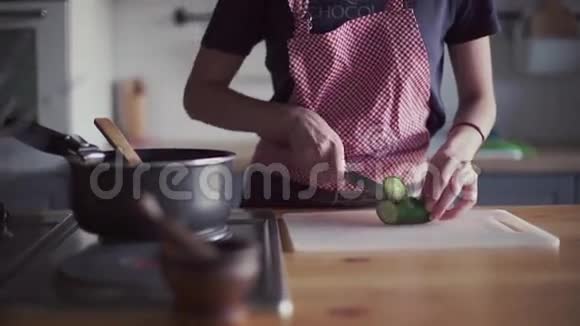 穿围裙准备厨房食物的小女孩视频的预览图