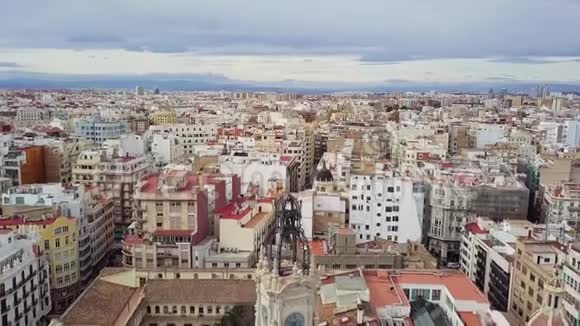 西班牙瓦伦西亚空中射击红色屋顶道路和广场的鸟瞰图视频的预览图