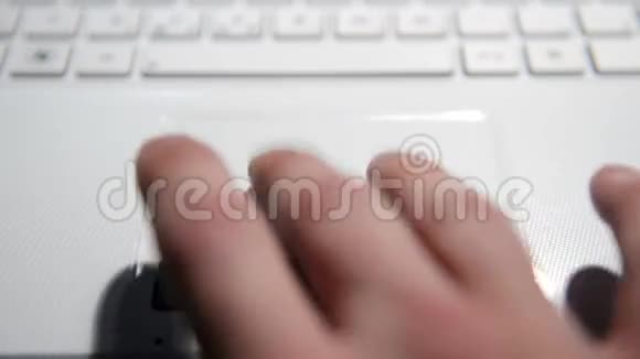 手在笔记本电脑键盘上输入文字视频的预览图