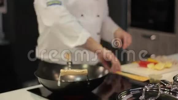 厨师用煎锅准备蔬菜视频的预览图