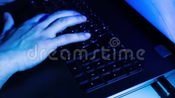 男人在笔记本电脑上打字视频的预览图