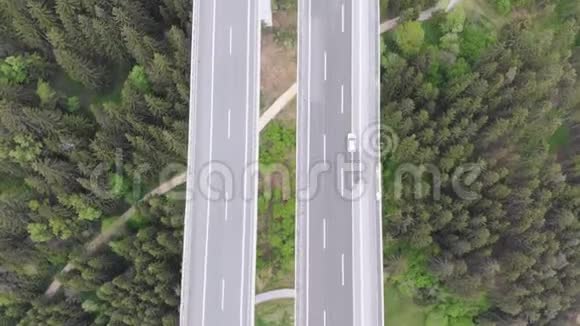 高速公路高架桥的高空俯视图与山区多烷交通奥地利高速公路视频的预览图
