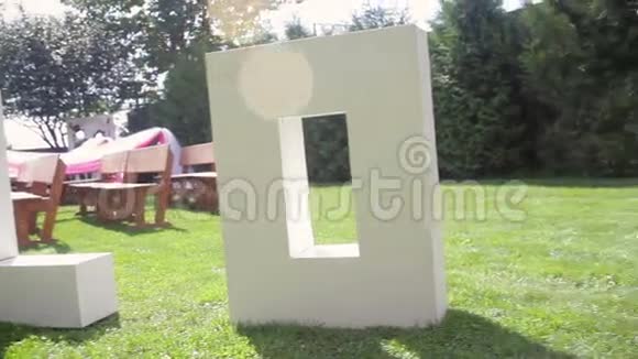 婚礼上爱在草地上的大字母视频的预览图