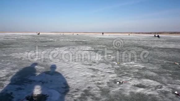 冬天在冰上钓鱼视频的预览图