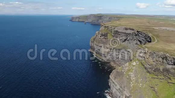 爱尔兰著名摩赫悬崖的鸟瞰图视频的预览图