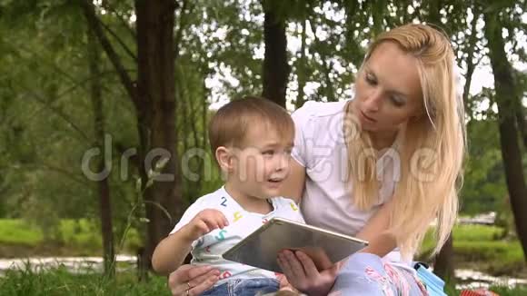 妇女和儿童使用平板电脑慢动作视频的预览图