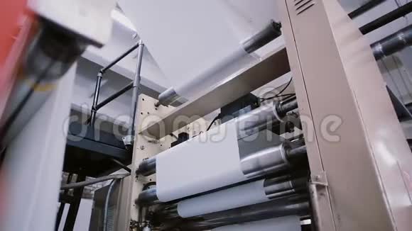 纸张在印刷机工作的过程中在生产线上打印设备细节视频的预览图
