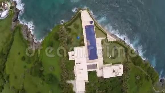 在岩石上飞过房子视频的预览图