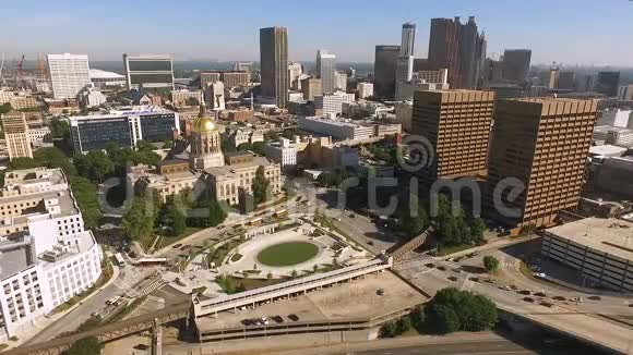 亚特兰大佐治亚州尖峰时刻交通黄昏市区天际线视频的预览图