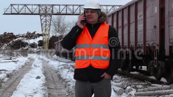 铁路官员使用智能手机视频的预览图