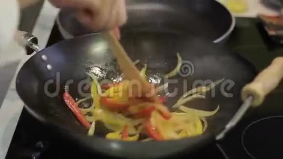 厨师用煎锅准备蔬菜视频的预览图