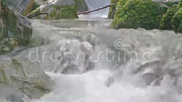 水在岩石中流动视频的预览图