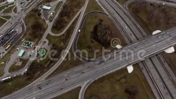 秋明斯克市一条交通道路视频的预览图