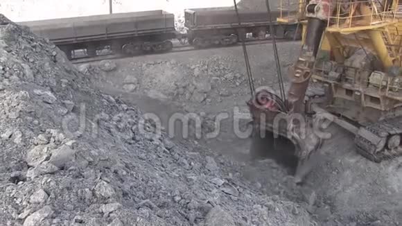 挖掘机把石头装进汽车里视频的预览图