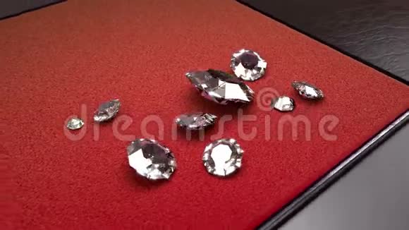 一些带有红色和皮革托盘的白色钻石的圆形旋转视频的预览图