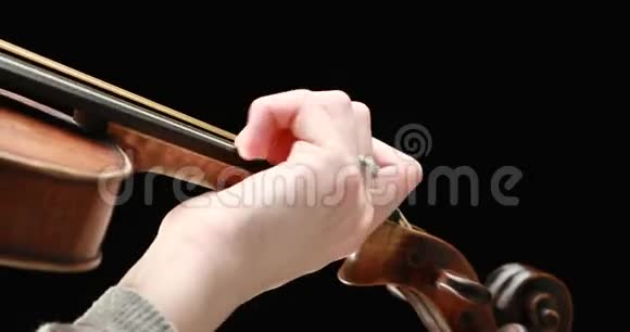 小提琴演奏她的双手特写视频的预览图