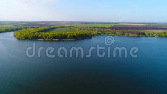 飞过美丽的春江空中摄影机拍摄乌克兰视频的预览图